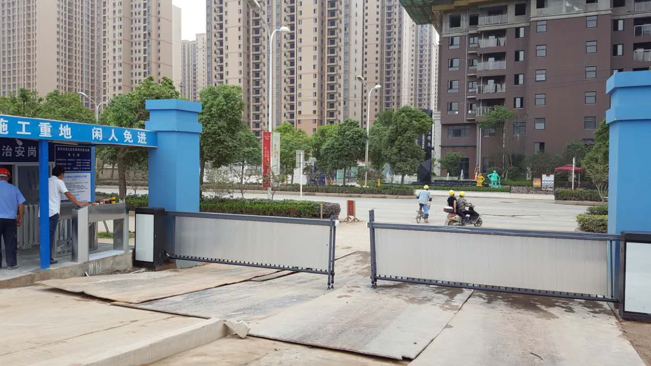 武汉武昌白沙洲大道清江锦城车牌识别停车系统和三辊闸通道施工完成